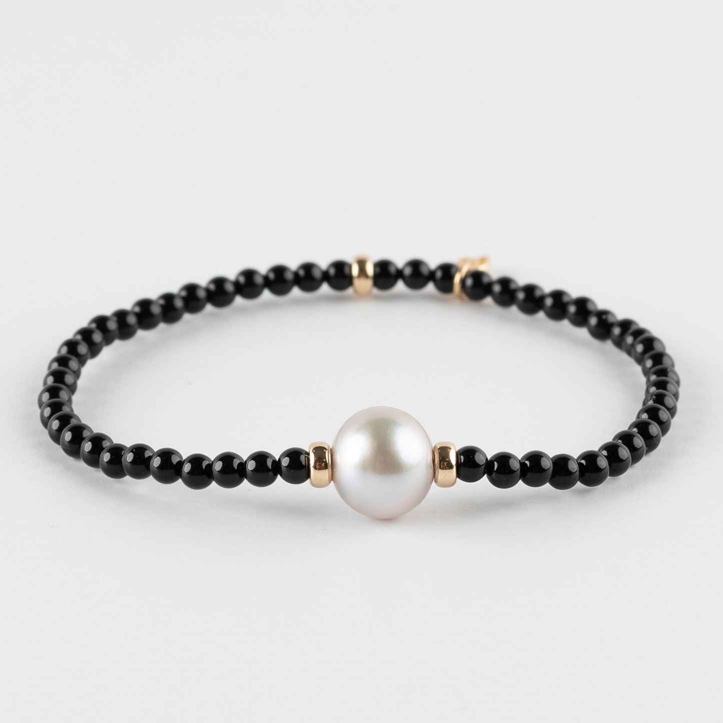 Y&G edelstenen armband | Lichtgrijze zoetwaterparel, onyx & 14k goud