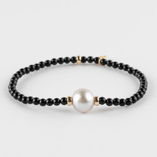 Y&G edelstenen armband | Lichtgrijze zoetwaterparel, onyx & 14k goud