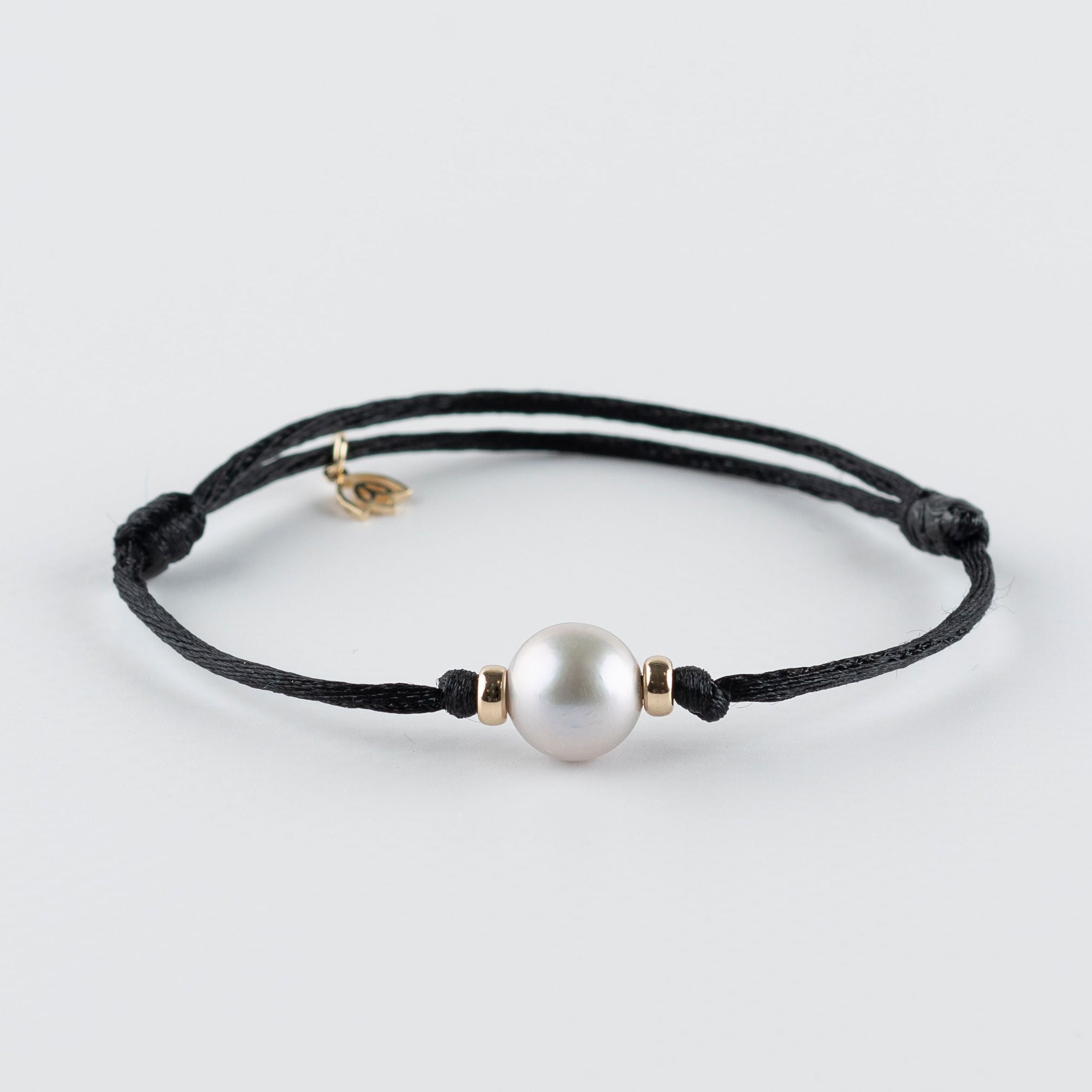 Y&G Satijnkoord armband | Lichtgrijze Zoetwaterparel